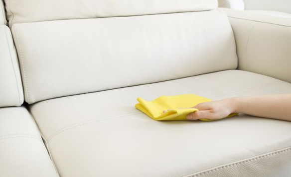 Cómo limpian reposabrazos de un sofá