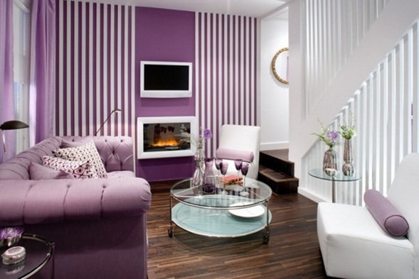 Salón pequeño pintado en violeta