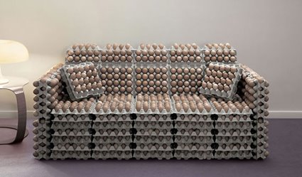 sofá hecho de huevos