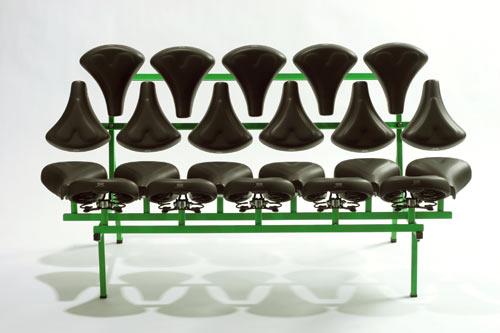 Sofá fabricado con sillines de bicicleta