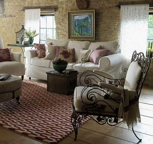 Salón de estilo provenzal con sillón